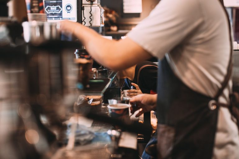 Travailler dans un café